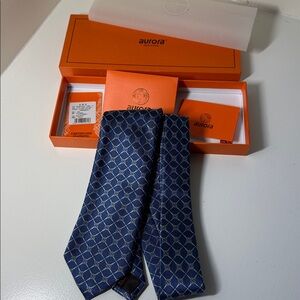 NWT Aurora Blue Silk Tie in Gift Box.
